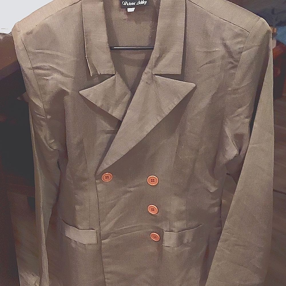 $$Victoria Ashley, .. lightweight, spring double breasted blazer! Size medium